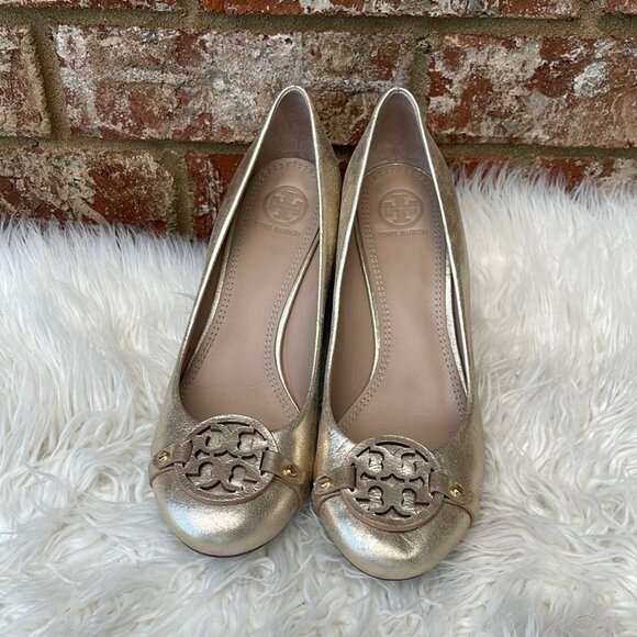 TORY BURCH Mini Miller Logo Leather Wedge Pumps Platinum Gold Metallic Sz 8.5